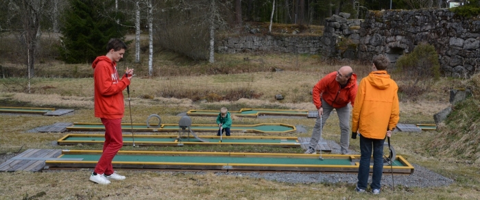 Minigolf r en hrlig familjeaktivitet!