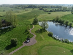 Naturligtvis Golf & Country Club| Utsikt över sjön intill klubbhuset