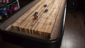 Vra shuffleboards.  Vi har 3 bord i officiell storlek (22 ft) och av mrket  Champion.